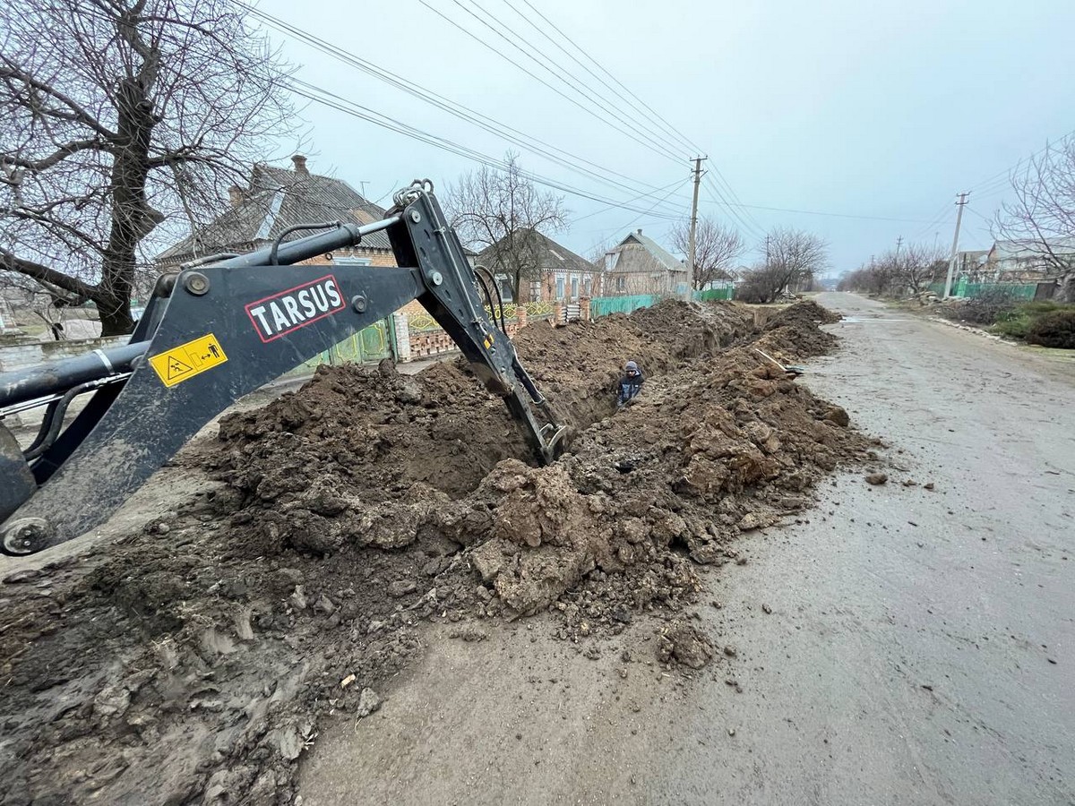 На тлі постійної загрози обстрілів: на Нікопольщині показали, як працюють комунальники