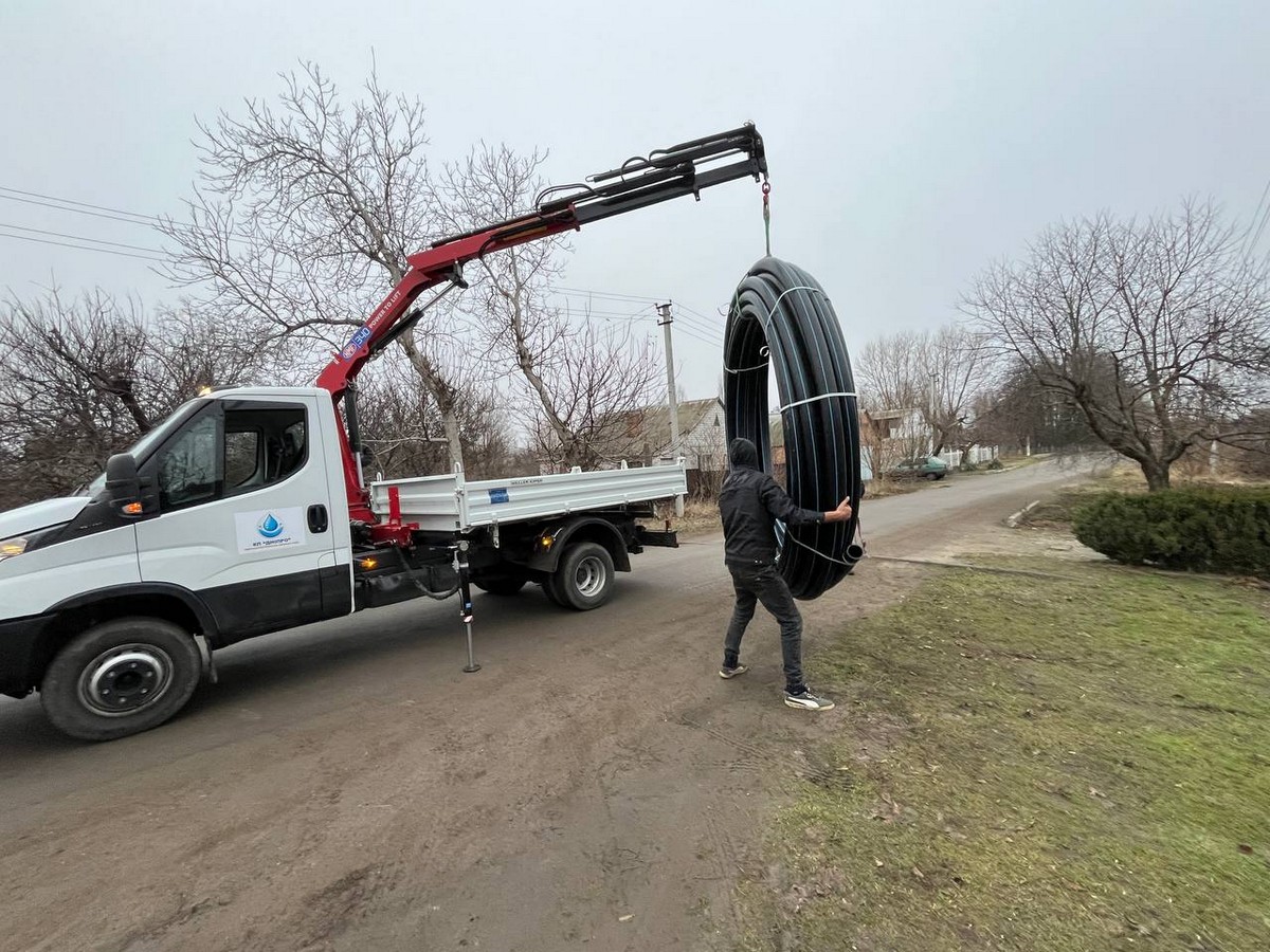 На тлі постійної загрози обстрілів: на Нікопольщині показали, як працюють комунальники