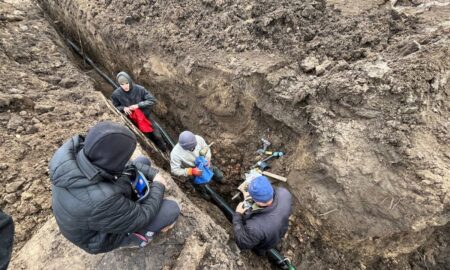 На тлі постійної загрози обстрілів: на Нікопольщині показали, як працюють комунальники