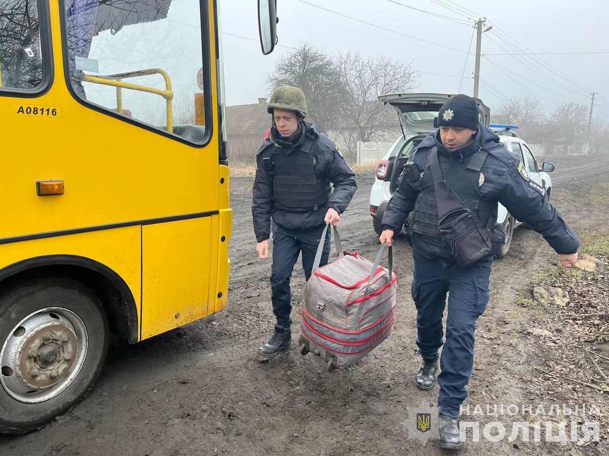 Поліція евакуювала з прифронтового селища на Дніпропетровщині три родини з дітьми (фото, відео)