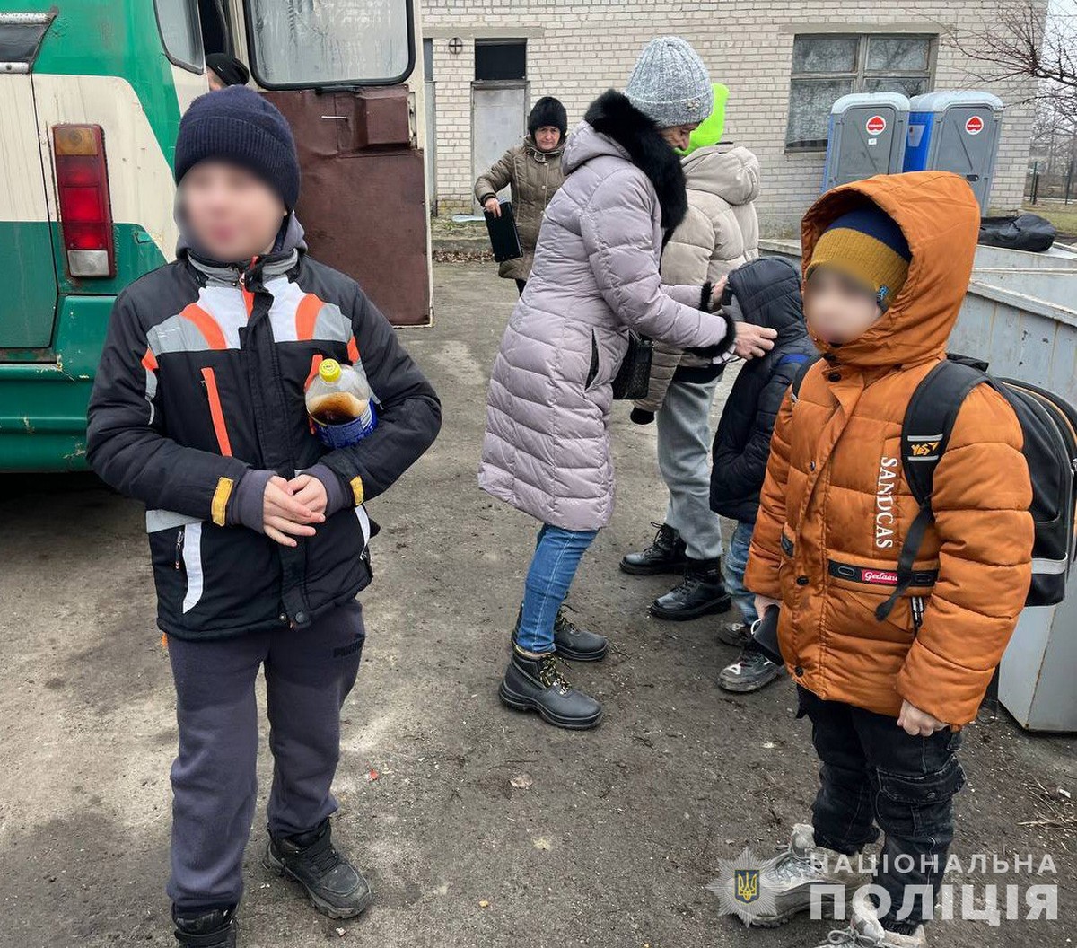 Поліція евакуювала з прифронтового селища на Дніпропетровщині три родини з дітьми (фото, відео)