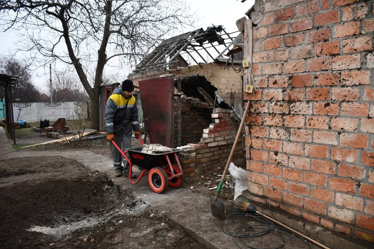 Фото наслідків обстрілів Нікополя за добу