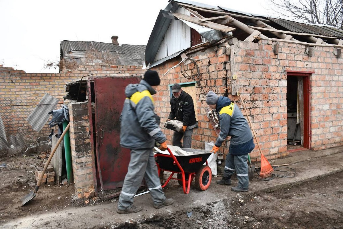 Фото наслідків обстрілів Нікополя за добу