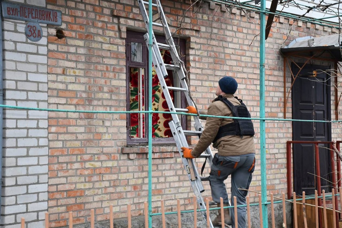 Фото наслідків обстрілів Нікополя за добу