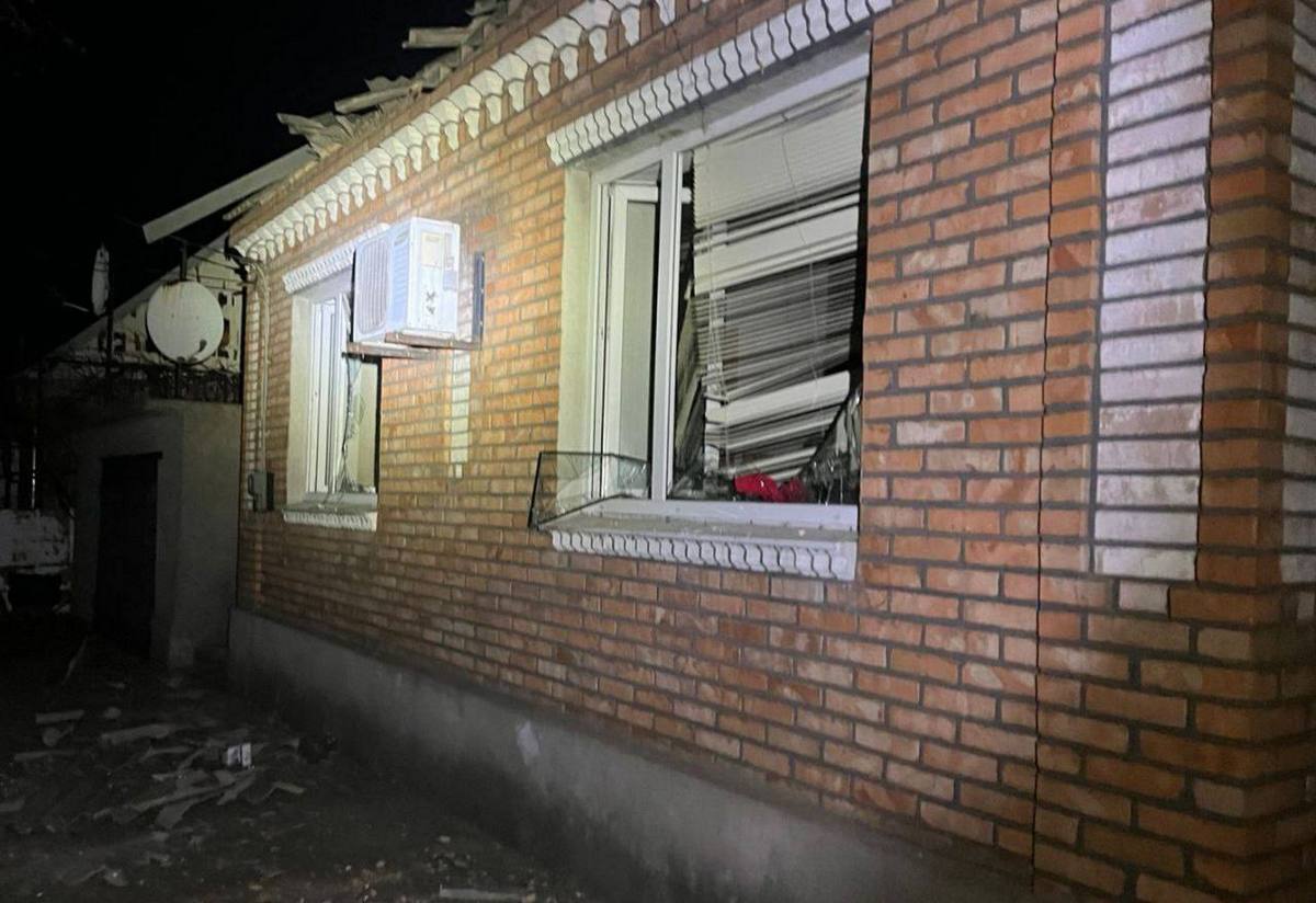 Прямий приліт в будинок: у Нікополі росіяни зруйнували будинок батьків молодого ведучого 1 у Нікополі росіяни зруйнували будинок батьків молодого ведучого
