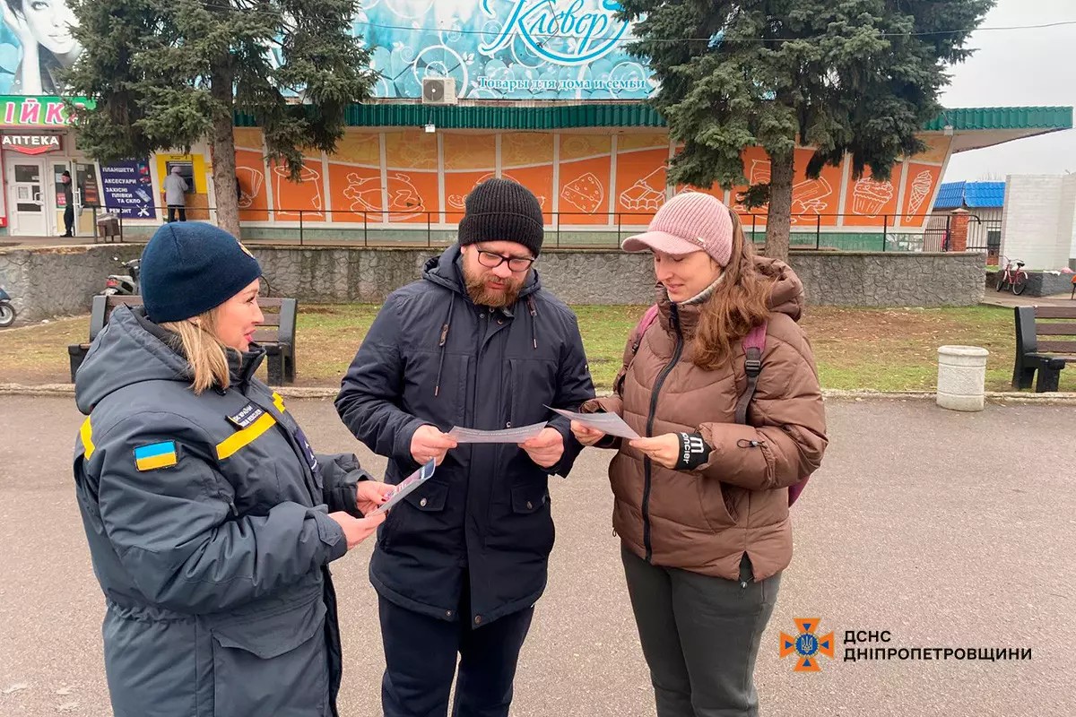 Рятувальники розповіли мешканцям Томаківки про правила мінної безпеки