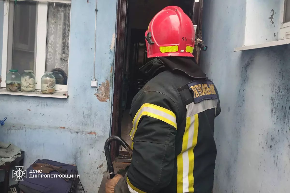 За зачиненими дверями просила про допомогу: на Нікопольщині врятували 41-річну жінку