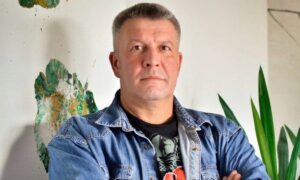 Допомагає від початку вторгнення і написав 4 книги: про волонтера з Нікополя розповіли у ДніпроОВА (фото)