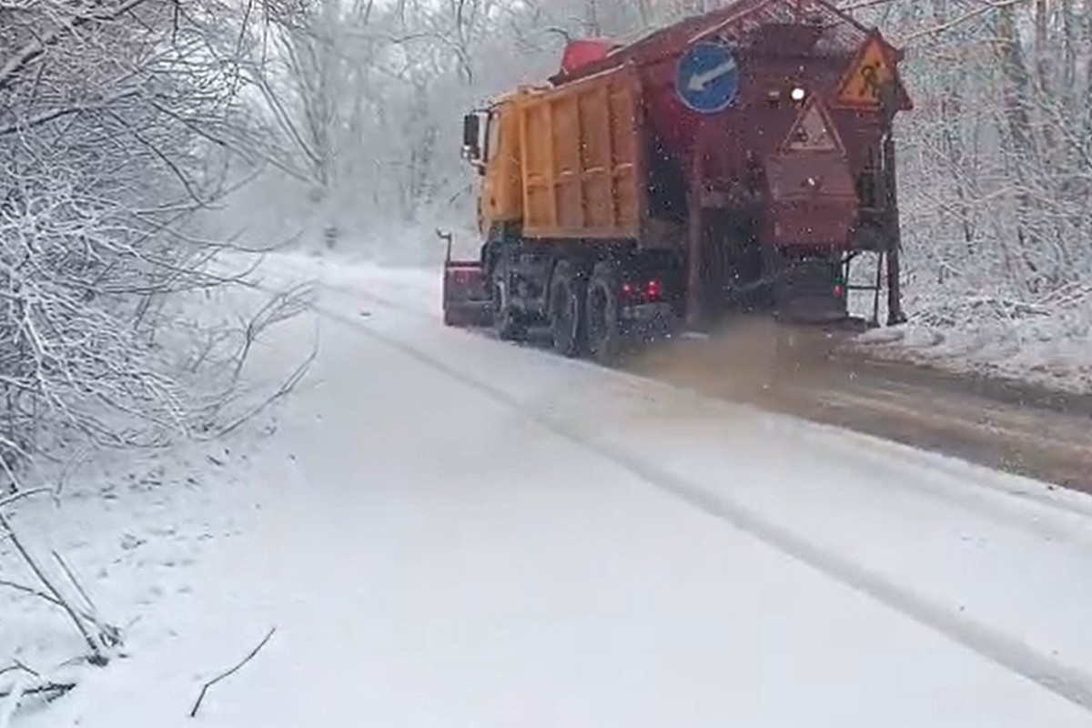 Негода на Дніпропетровщині: 111 одиниць техніки усувають наслідки - у якому стані дороги (відео) 1 Негода на Дніпропетровщині 15 лютого: 111 одиниць техніки усувають наслідки - у якому стані дороги (відео)
