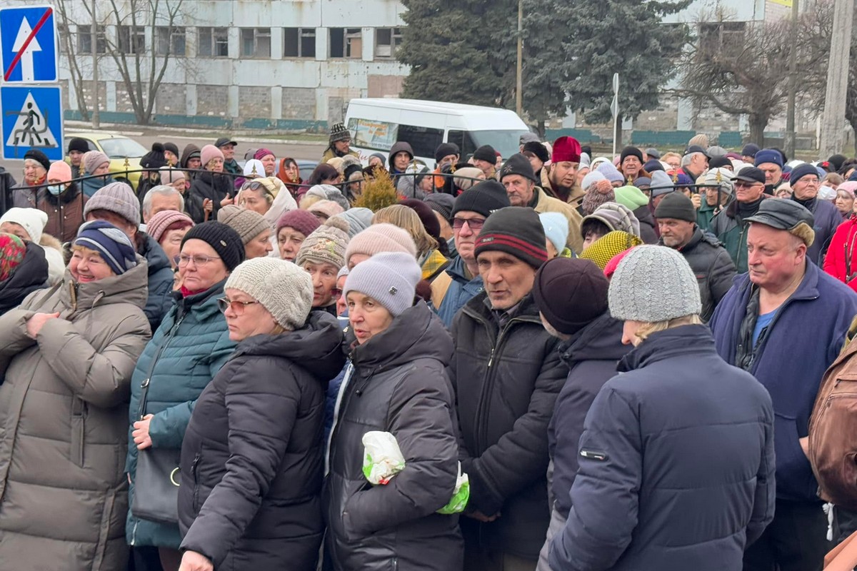 1000 продуктових наборів роздали мешканцям Нікополя священники ПЦУ (фото)