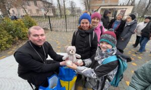 1000 продуктових наборів роздали мешканцям Нікополя священники ПЦУ (фото) 4