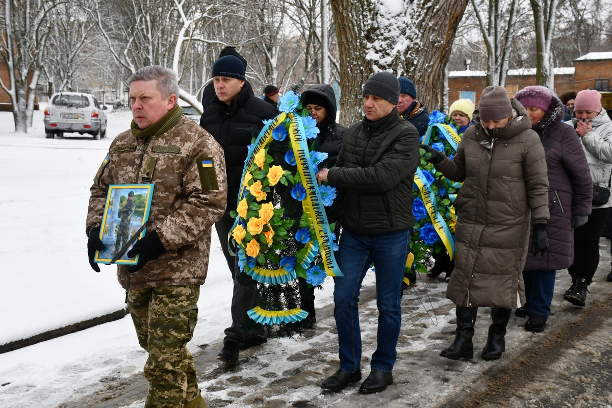 У Нікополі сьогодні провели в останню путь Захисника: фото