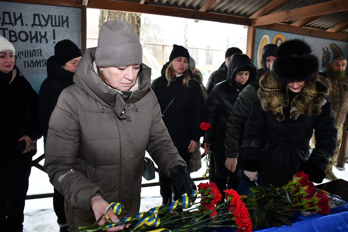 Скорботний день у Нікополі - в останню путь провели ще одного Героя: фото