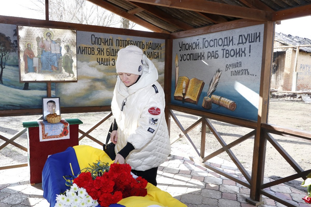 У Нікополі сьогодні провели в останню путь воїна-феросплавника: фото