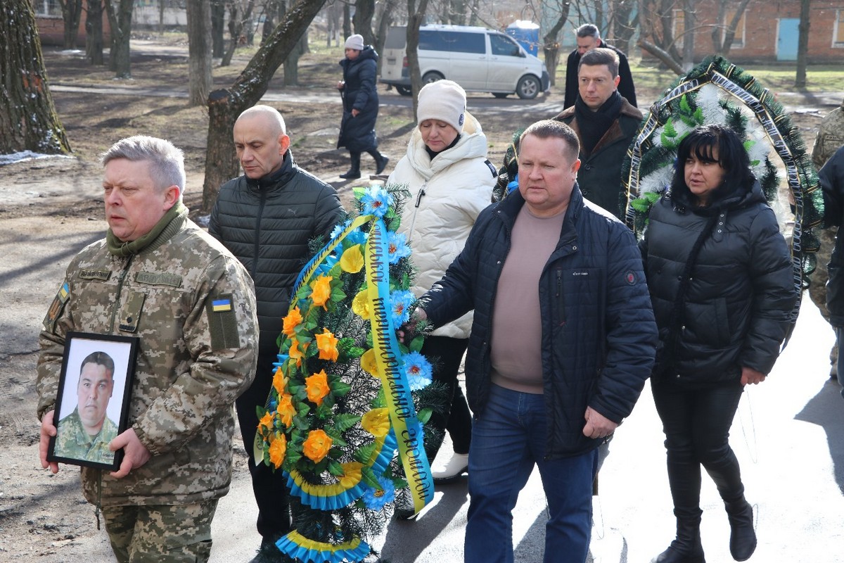 У Нікополі сьогодні провели в останню путь воїна-феросплавника: фото