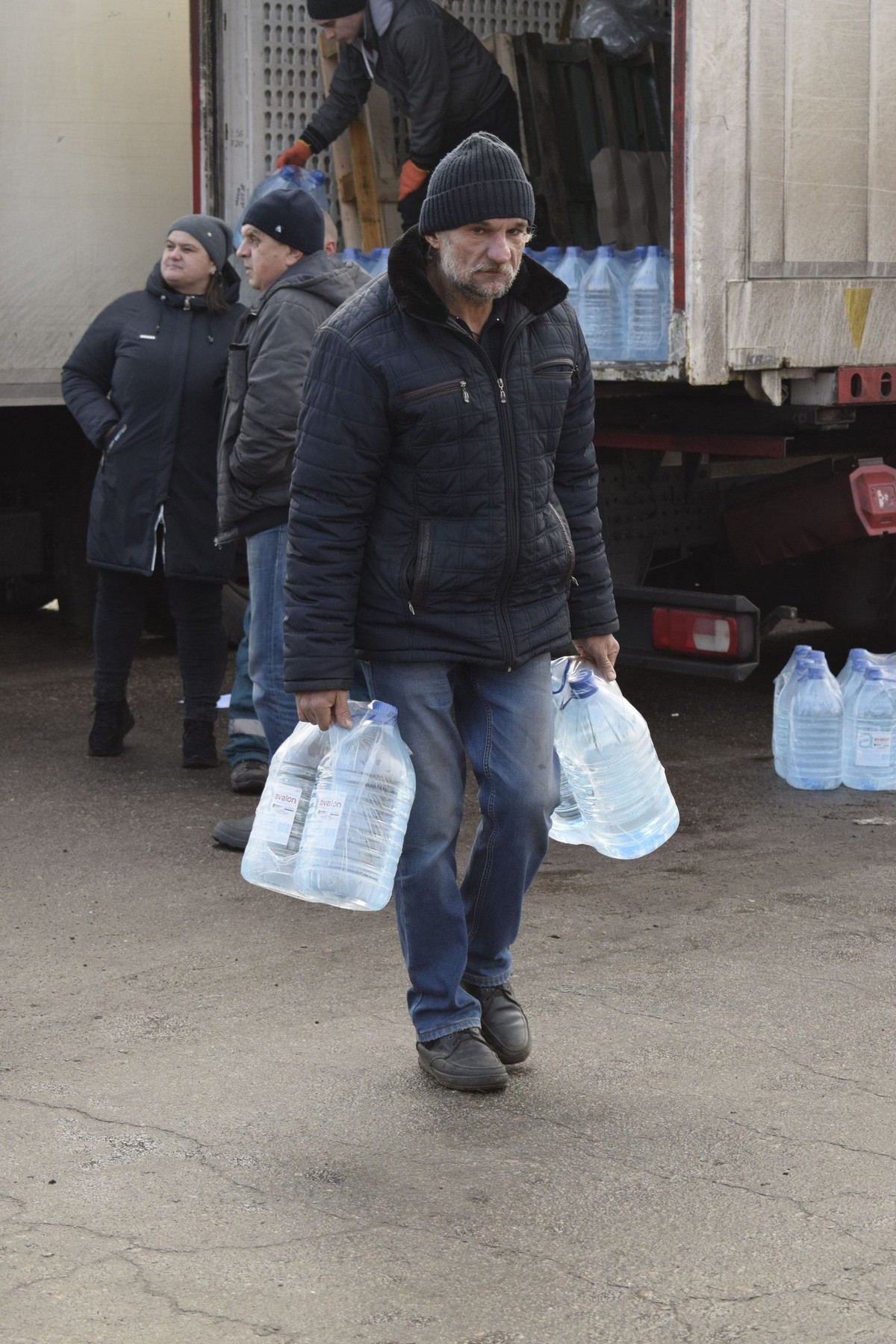 Мешканцям прифронтової громади на Нікопольщині роздали хліб і воду (фото)