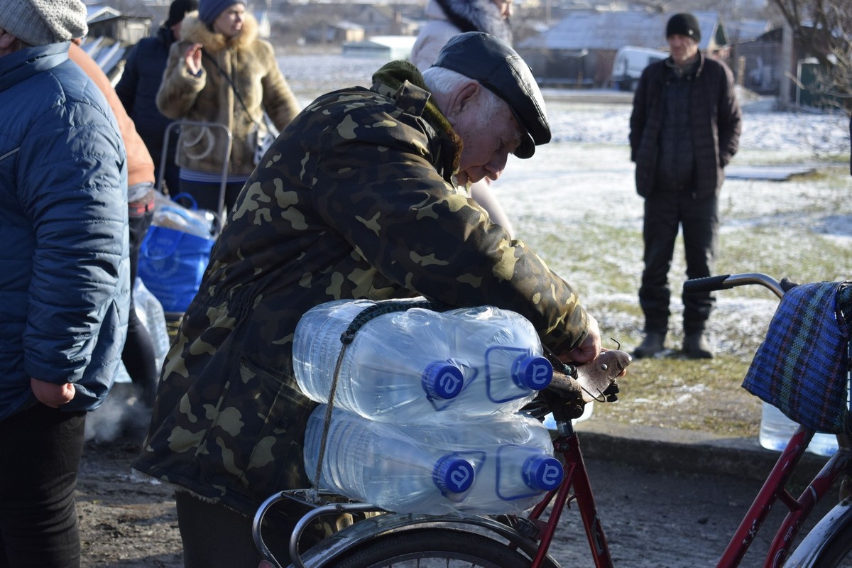 Мешканцям прифронтової громади на Нікопольщині роздали хліб і воду (фото)