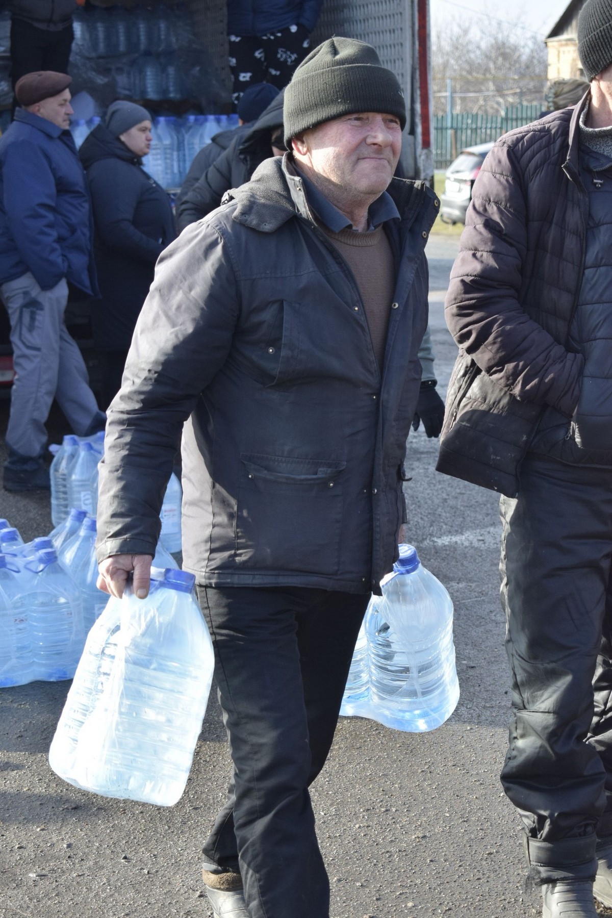 Мешканцям прифронтової громади на Нікопольщині роздали хліб і воду (фото)