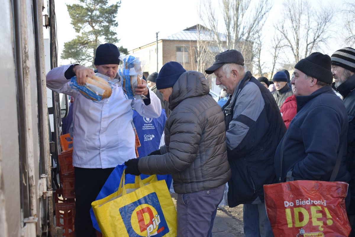 Мешканцям прифронтової громади на Нікопольщині роздали хліб і воду (фото)