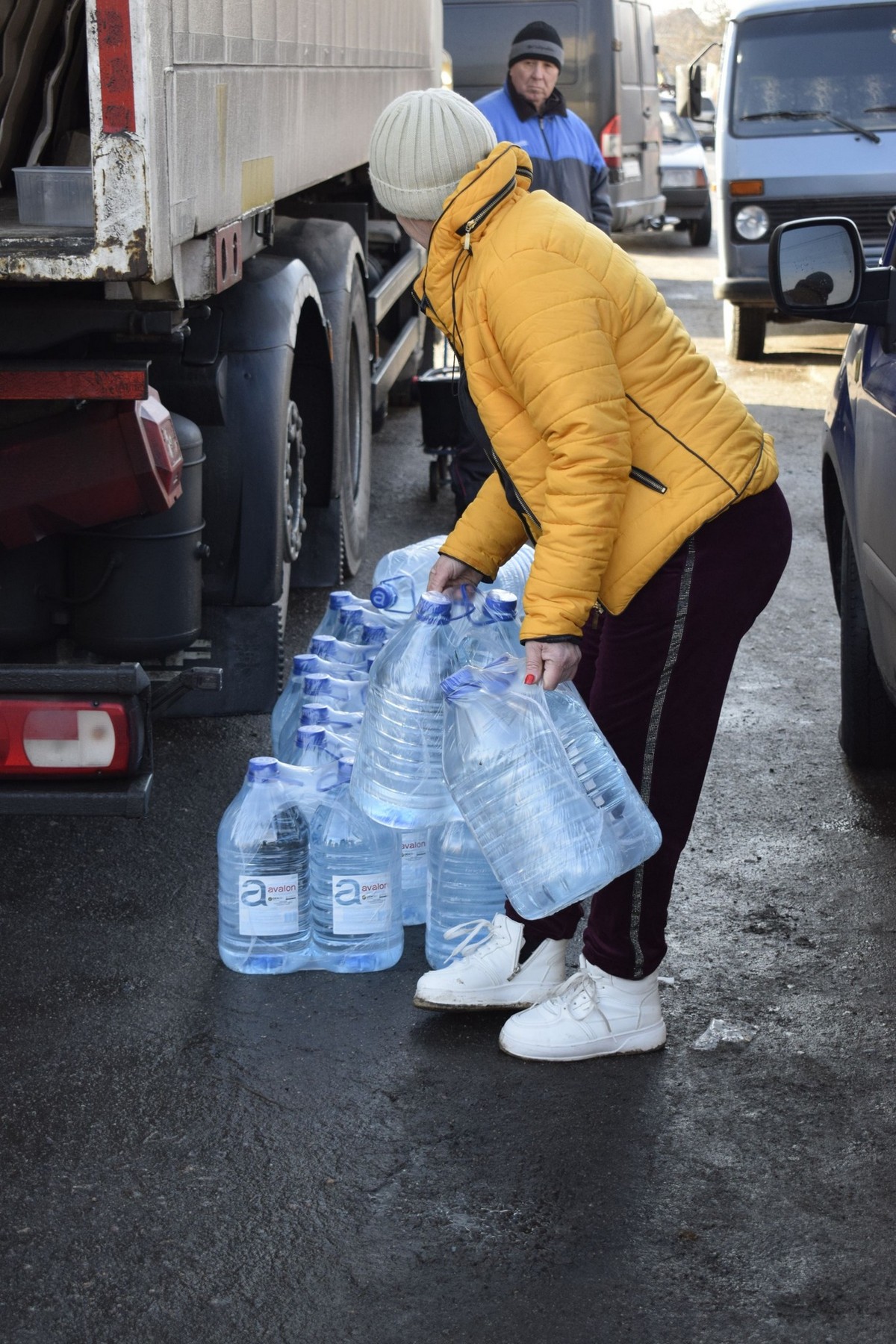 Мешканцям прифронтової громади на Нікопольщині роздали хліб і воду (фото)