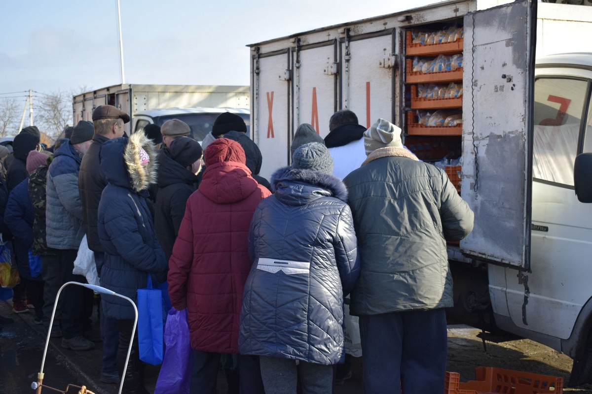 Мешканцям прифронтової громади на Нікопольщині роздали хліб і воду (фото)