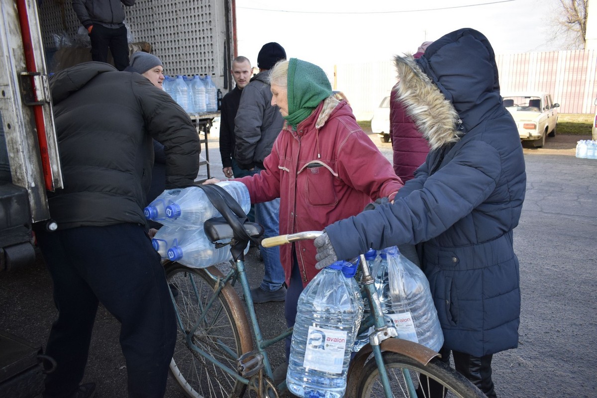 Мешканцям прифронтової громади на Нікопольщині роздали хліб і воду (фото)