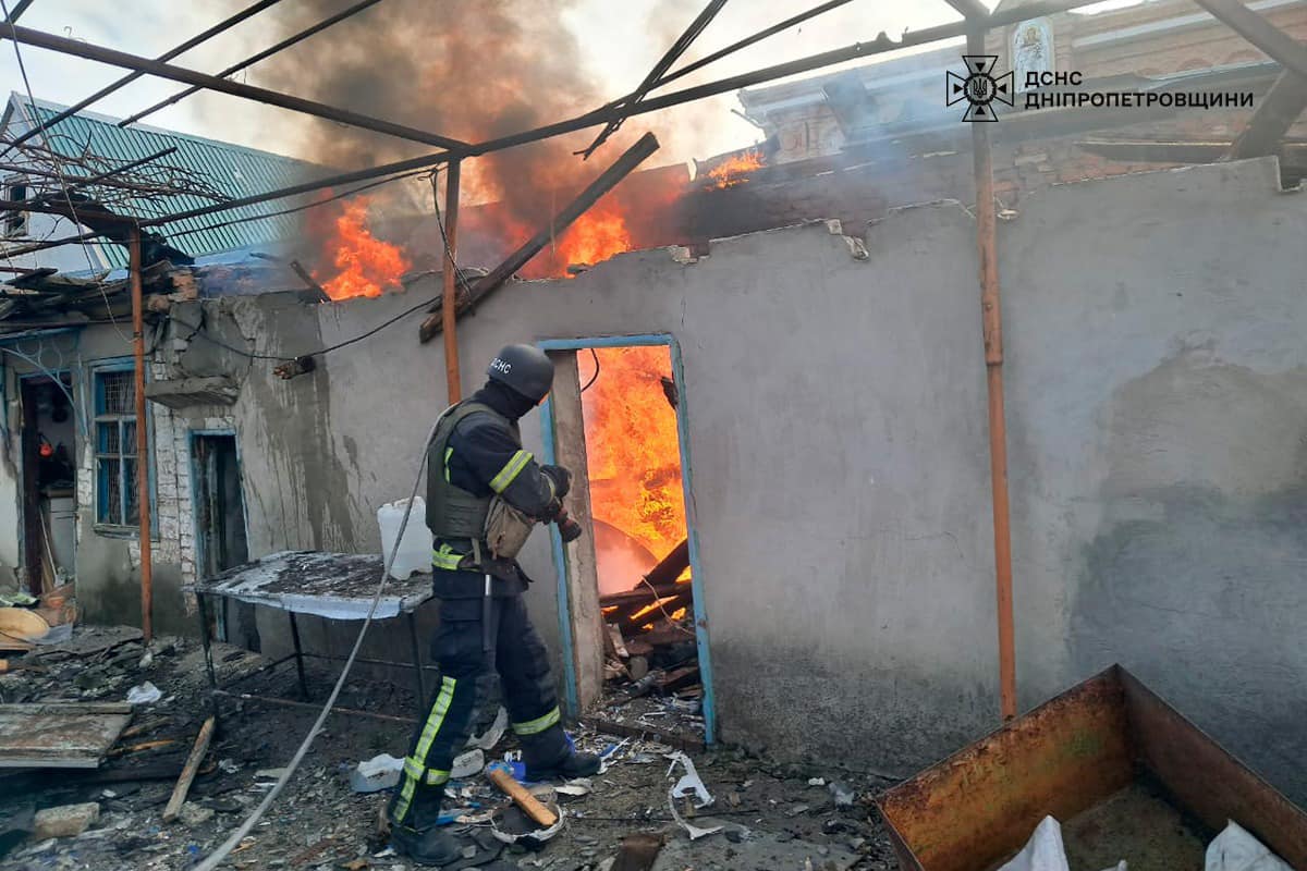 У Нікополі сталася пожежа внаслідок ворожого обстрілу (фото)