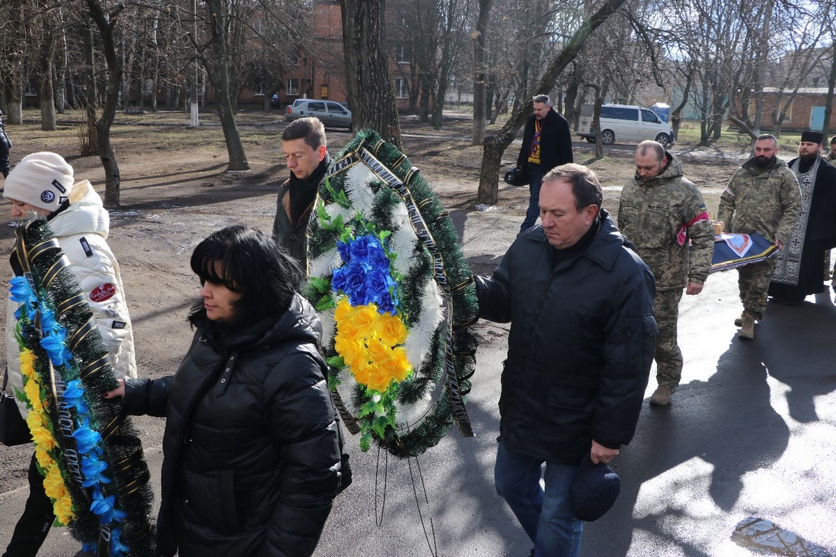 У Нікополі сьогодні провели в останню путь воїна-феросплавника: фото