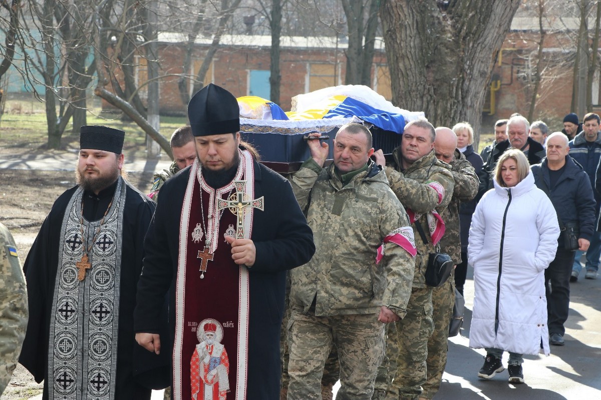 У Нікополі сьогодні провели в останню путь воїна-феросплавника: фото