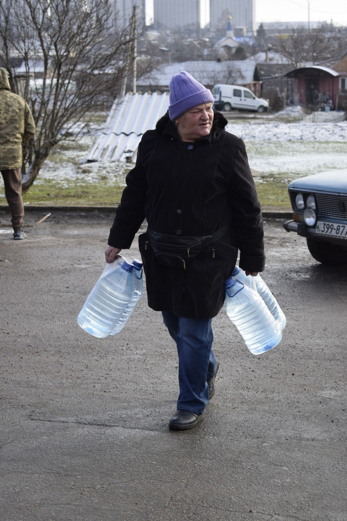 Мешканцям прифронтової громади на Нікопольщині роздали хліб і воду (фото)