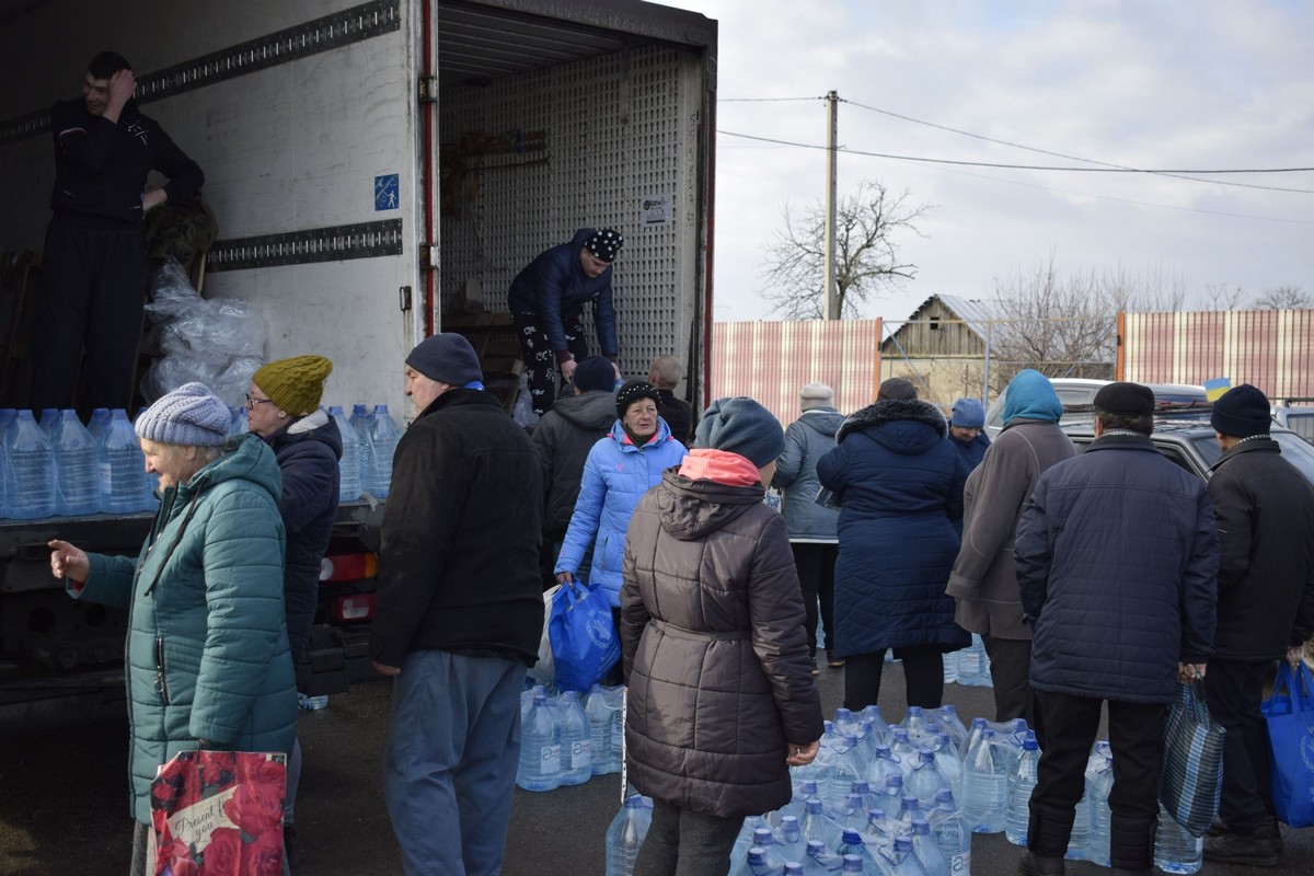 Мешканцям прифронтової громади на Нікопольщині роздали хліб і воду (фото)