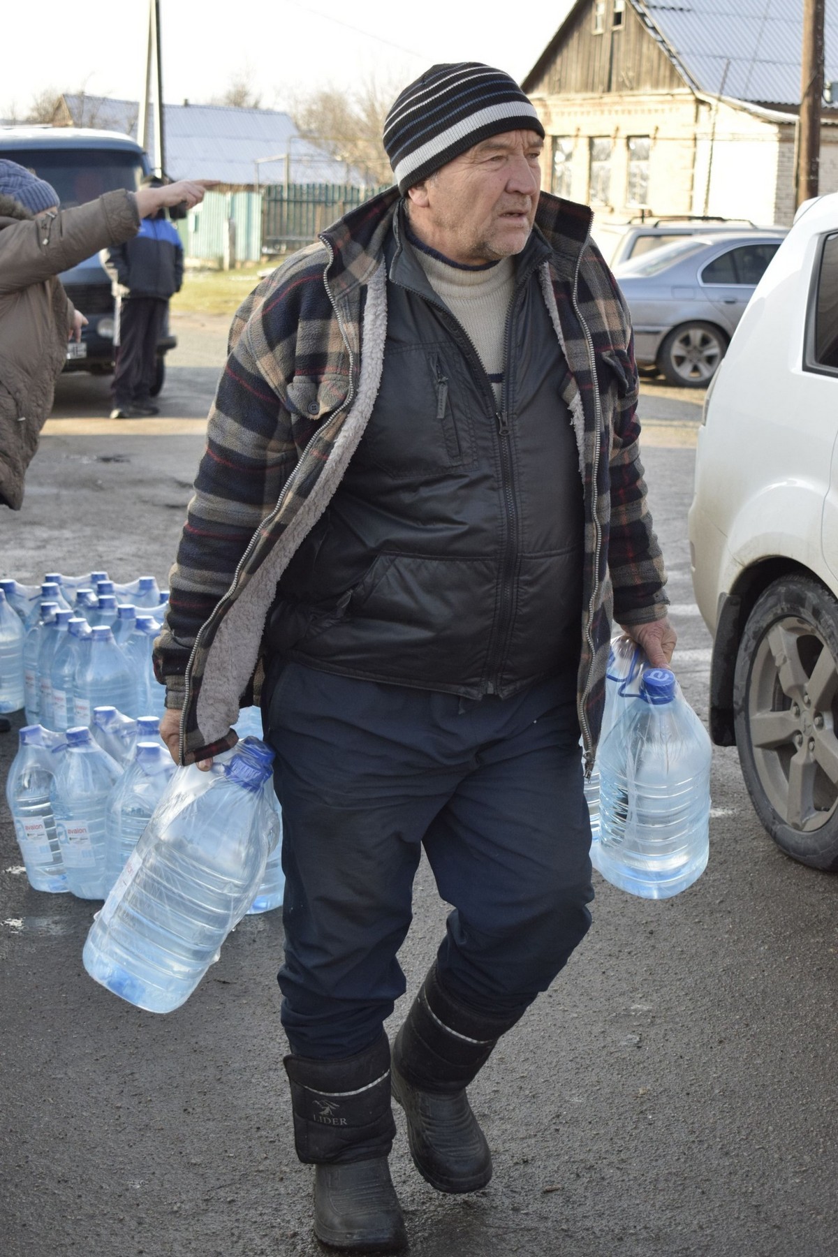 Мешканцям прифронтової громади на Нікопольщині роздали хліб і воду (фото)