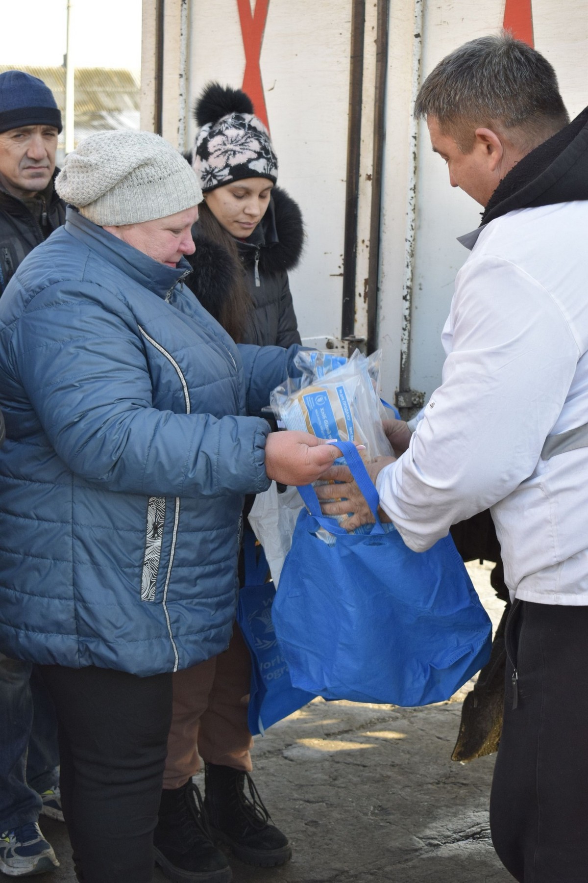 Мешканцям прифронтової громади на Нікопольщині роздали хліб і воду (фото)