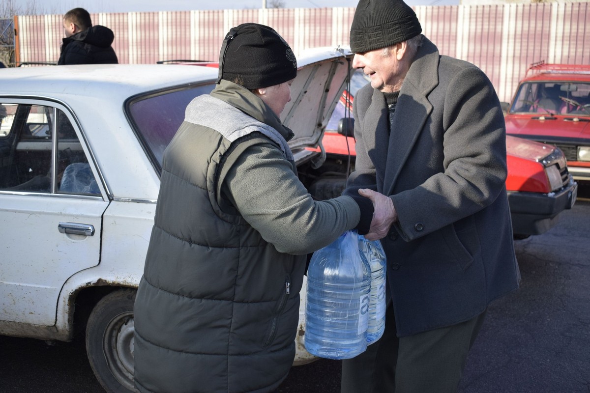 Мешканцям прифронтової громади на Нікопольщині роздали хліб і воду (фото)