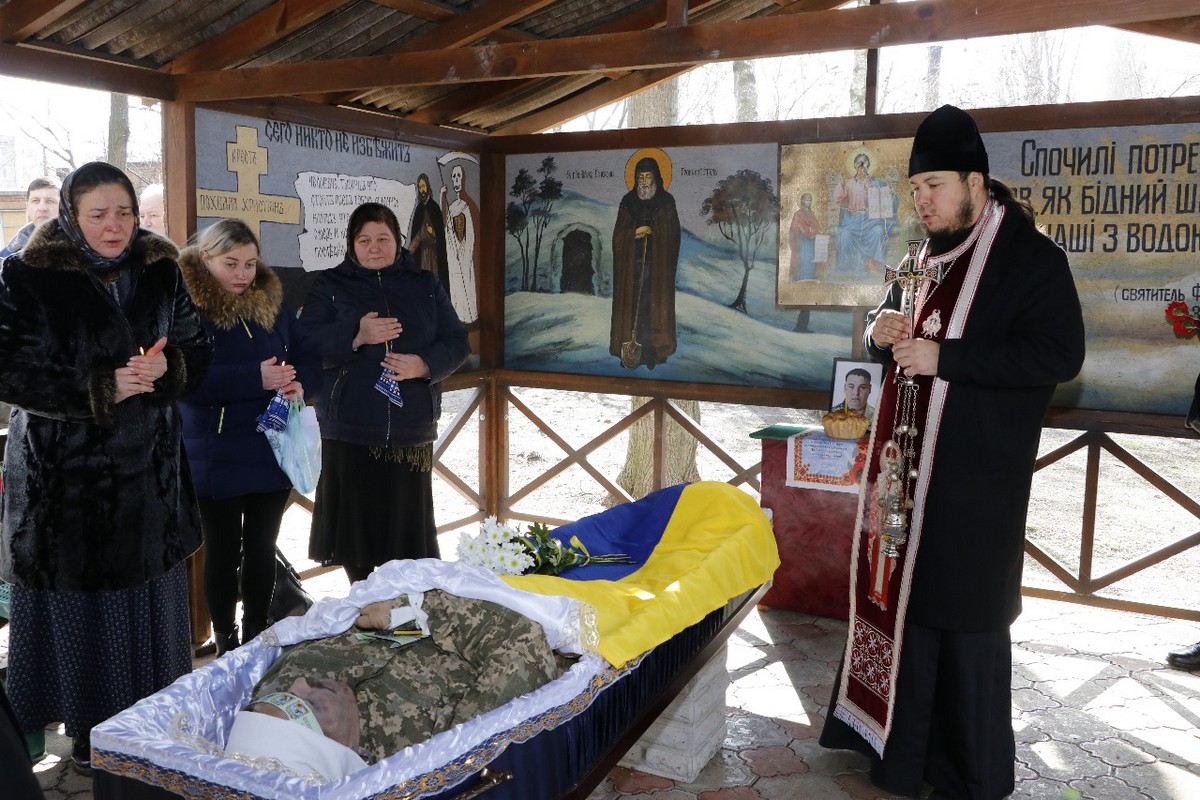 У Нікополі сьогодні провели в останню путь воїна-феросплавника: фото