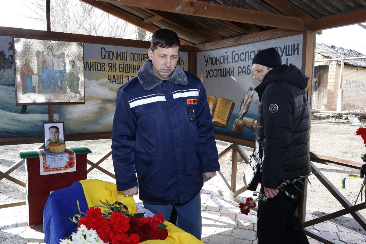 У Нікополі сьогодні провели в останню путь воїна-феросплавника: фото