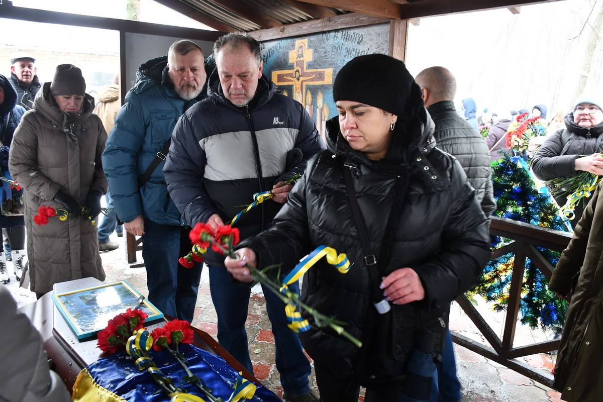 У Нікополі сьогодні провели в останню путь Захисника: фото