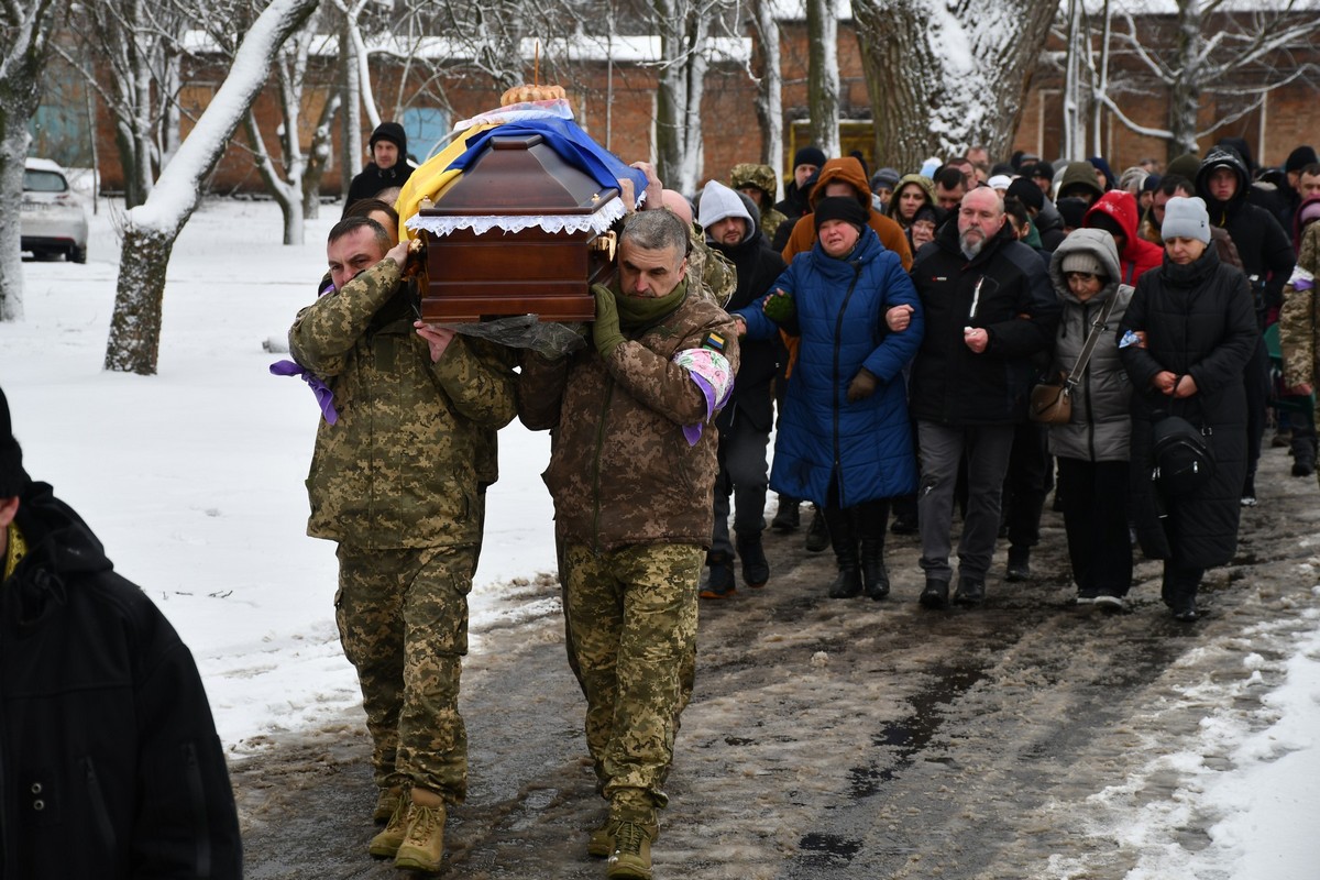 У Нікополі сьогодні провели в останню путь Захисника: фото