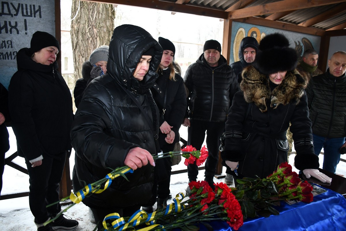 Скорботний день у Нікополі - в останню путь провели ще одного Героя: фото