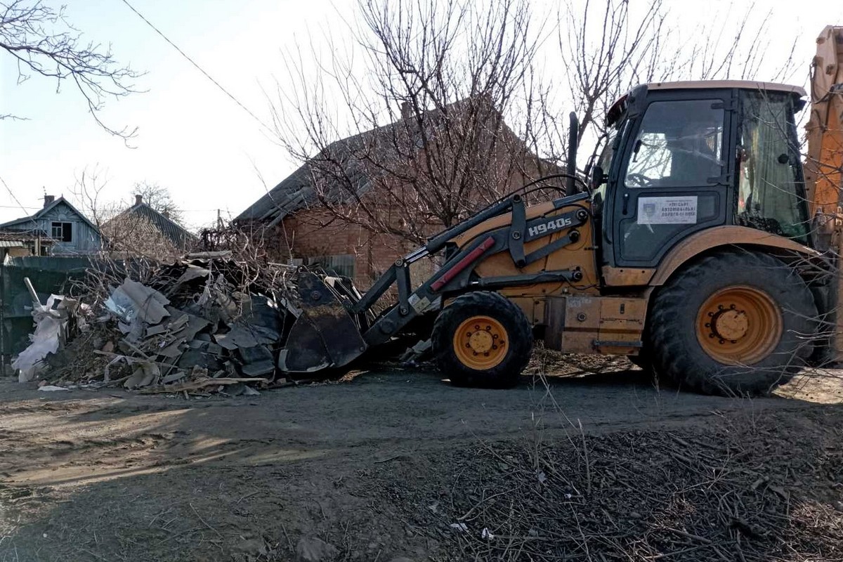 Лише за два дні у Нікополі понівечено 36 будинків: комунальники усувають наслідки обстрілів