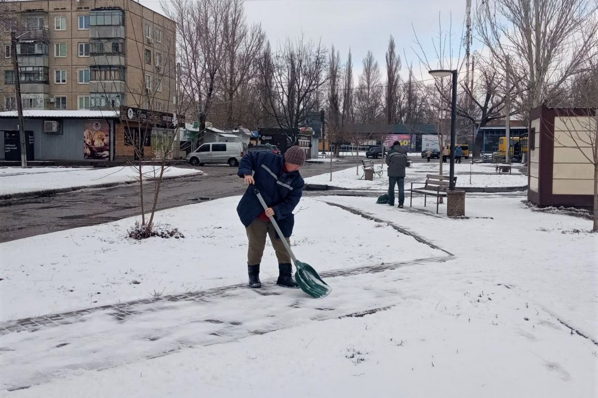 Наслідки негоди у Нікополі долають комунальники 15 лютого: фото