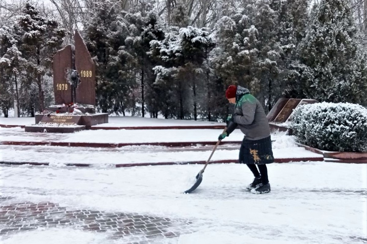 Наслідки негоди у Нікополі долають комунальники 15 лютого: фото