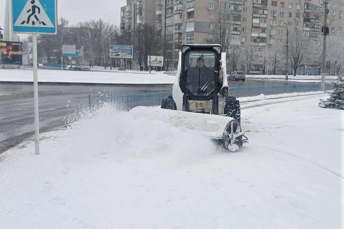 Наслідки негоди у Нікополі долають комунальники 15 лютого: фото