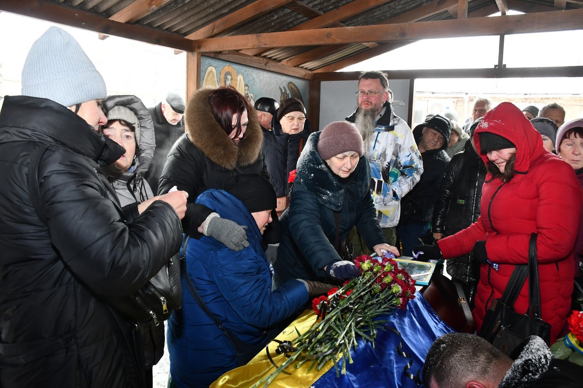 У Нікополі сьогодні провели в останню путь Захисника: фото