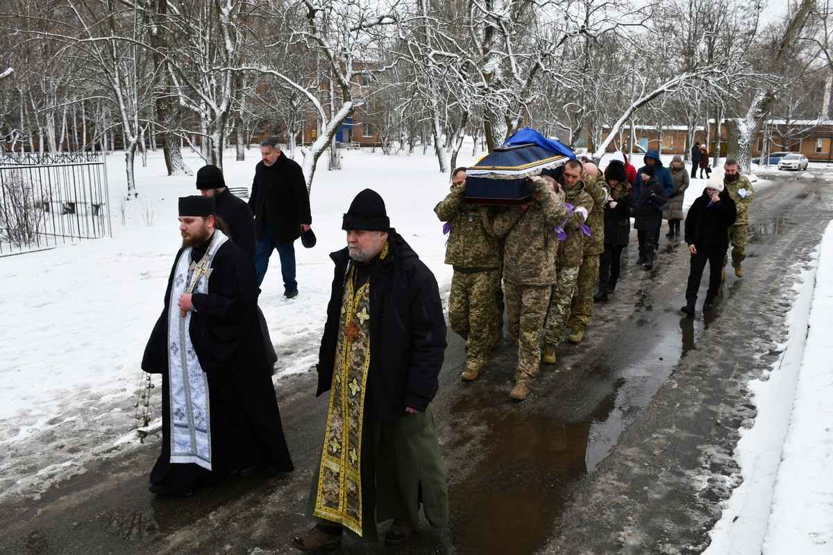 Скорботний день у Нікополі: 15 лютого провели в останню путь ще одного Героя