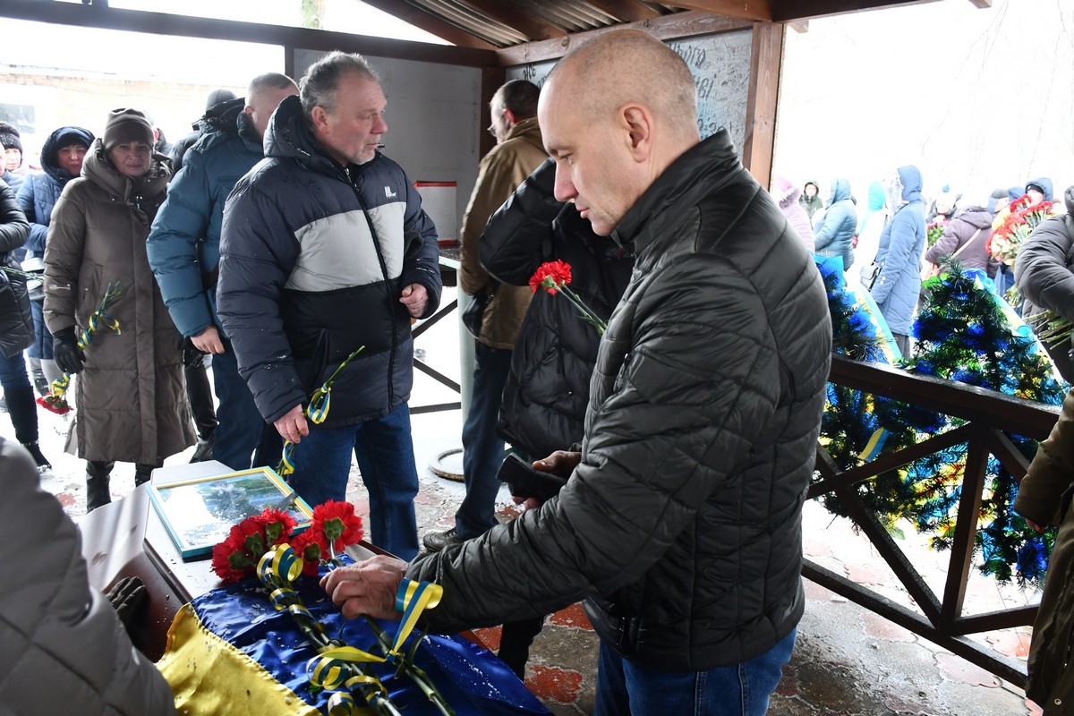 У Нікополі сьогодні провели в останню путь Захисника: фото