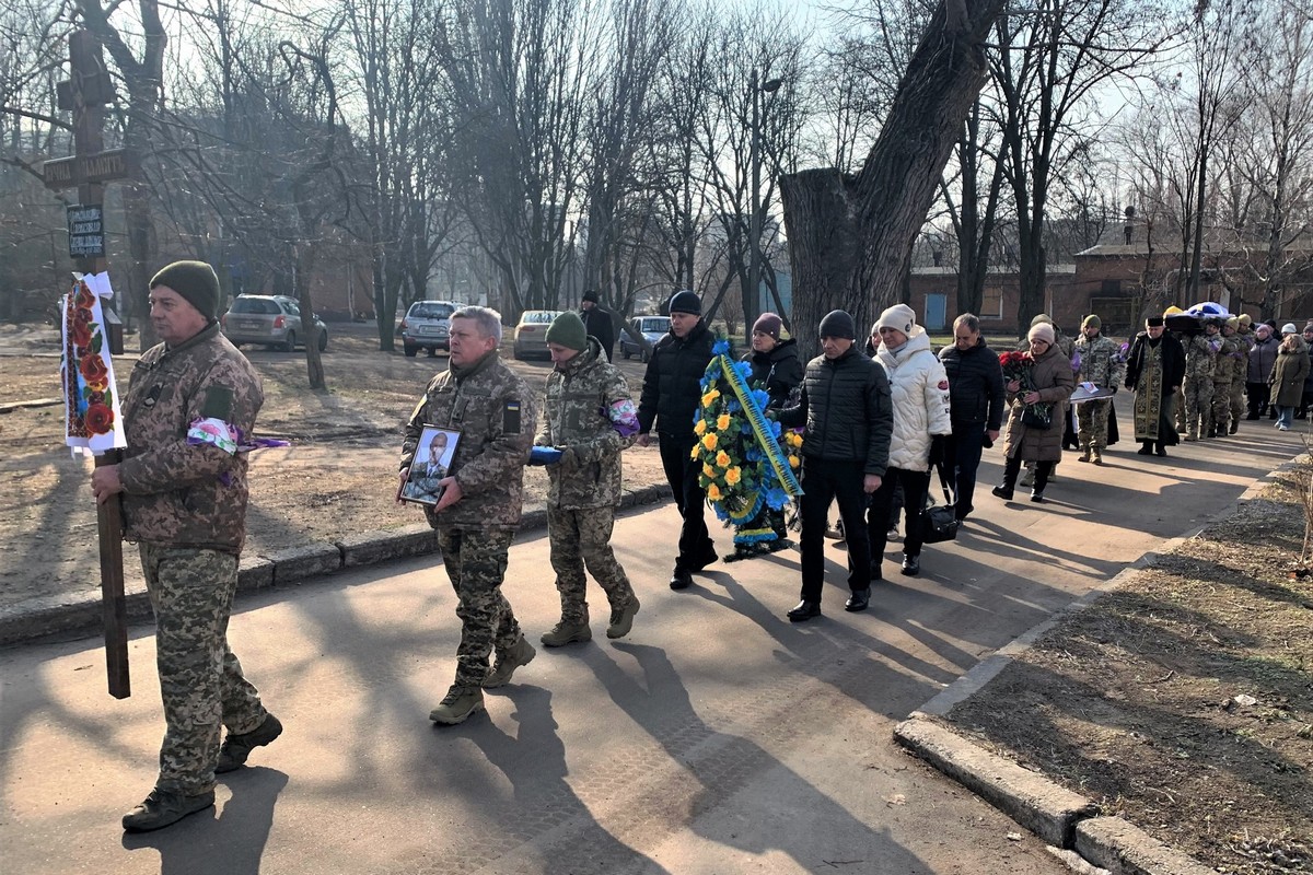 У Нікополі сьогодні прощалися з Героєм: фото