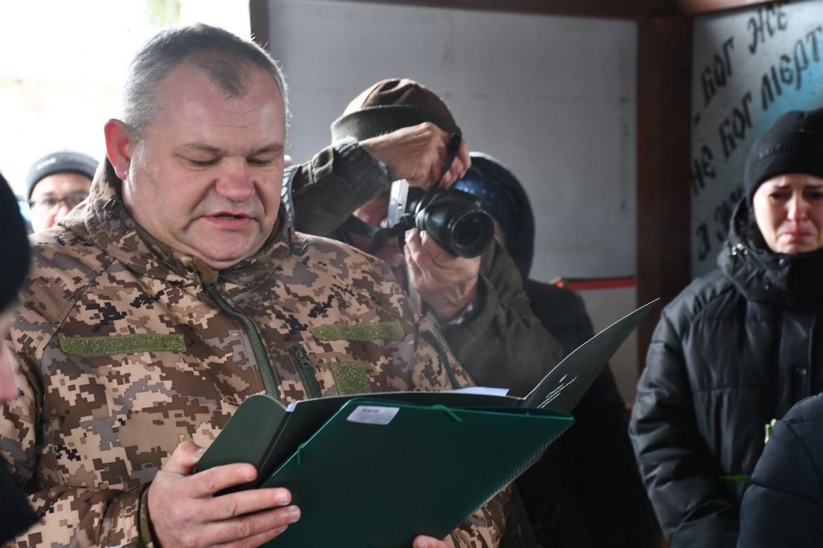 У Нікополі сьогодні провели в останню путь Захисника: фото