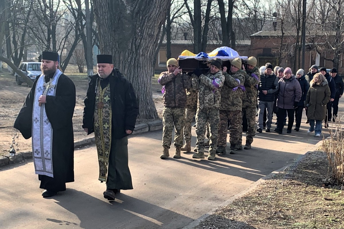 У Нікополі сьогодні прощалися з Героєм: фото