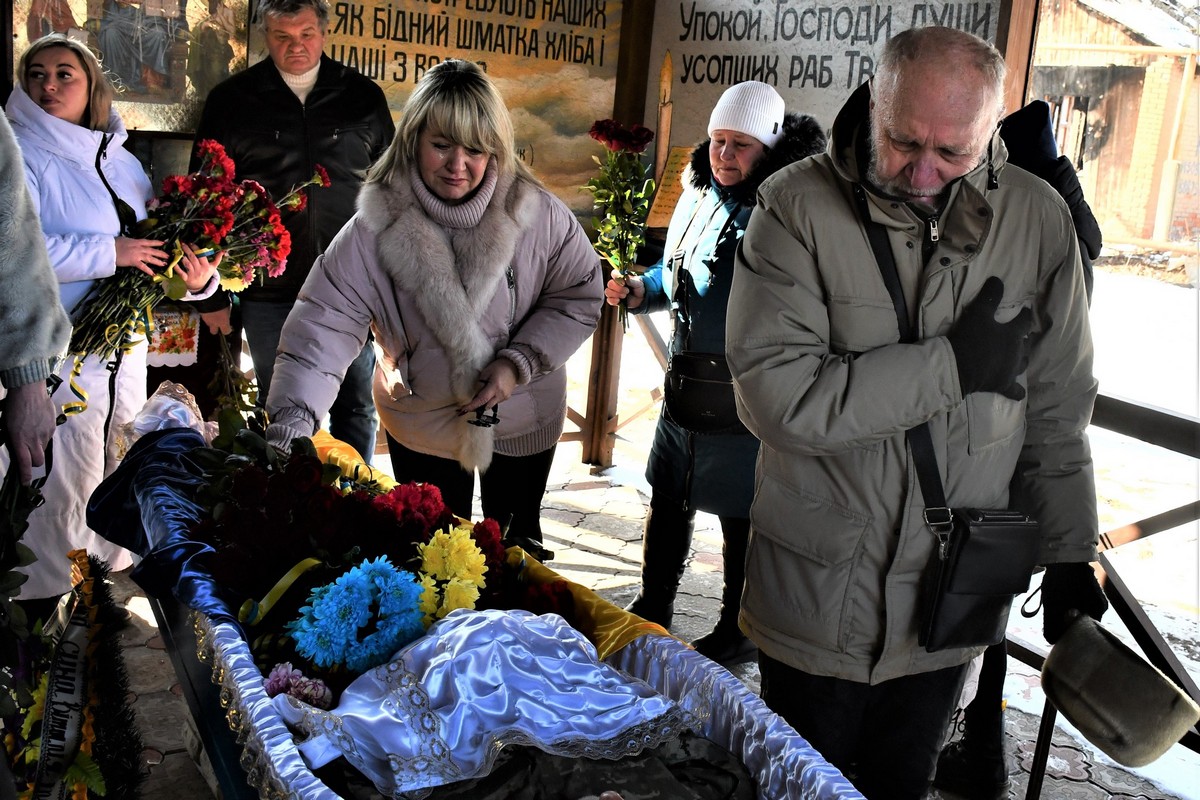 У Нікополі сьогодні провели в останню путь Героя: фото